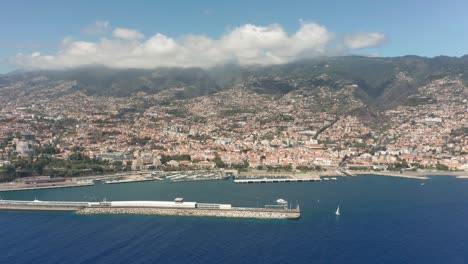 Malerische-Atlantikstadt-Funchal-Am-Berghang-Der-Insel-Madeira