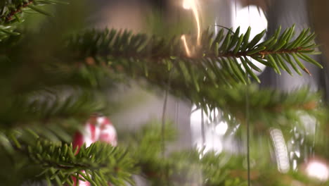 árbol-De-Navidad-Con-El-Primer-Juguete-Infantil-De-Navidad-Para-Celebrar-En-Primer-Plano-Inclinado