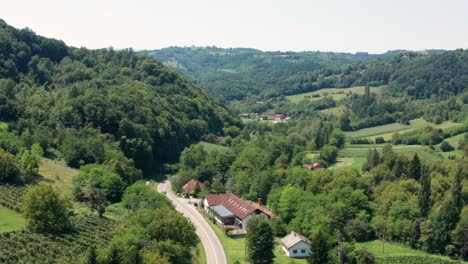 Schöne-Grüne-Berg--Und-Waldlandschaft-Von-Serbien-Durch-Eine-Kleine-Stadt---Antenne
