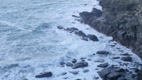 Raue-Wellen,-Die-Gegen-Eine-Felsige-Küste-Schlagen