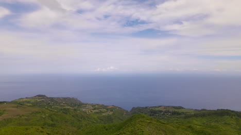 Nubes-Esponjosas-Y-Océano,-Paisaje-De-La-Costa-Verde-De-Maui,-Vista-Aérea