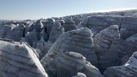 Niedrige-Luftaufnahme-über-Dem-Eis-Des-Folgefonna-gletschers-In-Norwegen-An-Einem-Sonnigen-Tag
