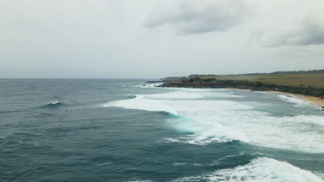 Surfer-Am-Strand-Von-Paia,-Insel-Maui,-Die-Auf-Die-Perfekte-Welle-Warten