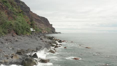 Wilde-Zerklüftete-Küste-Von-Madeira-Mit-Dunklen-Vulkanischen-Basaltfelsen-Und-Kieseln