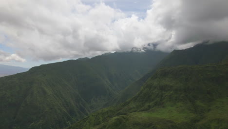 Nubes-De-Tormenta-En-La-Cima-De-La-Montaña-De-La-Selva-Tropical-De-Maui,-La-Luz-Del-Sol-Y-La-Lluvia