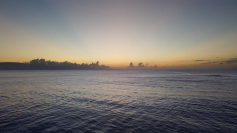 Bei-Sonnenuntergang-über-Den-Ruhigen-Ozean-Fliegen