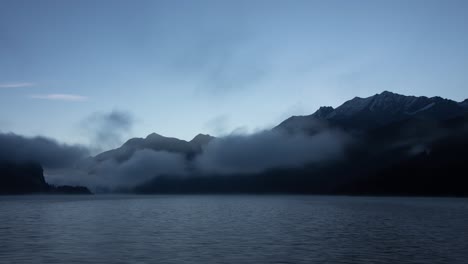 Sonnenaufgangszeitraffer-Des-Silsersees-Im-Engadin,-Schweiz,-Von-Maloja-An-Einem-Nebligen-Morgen-Mit-Nahaufnahme-Der-Berge-Gesehen