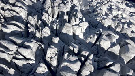 Luftbild-Von-Oben-Auf-Die-Risse-Und-Eisformationen-Des-Buerbreen-Gebiets-Im-Folgefonna-Gletscher,-Norwegen