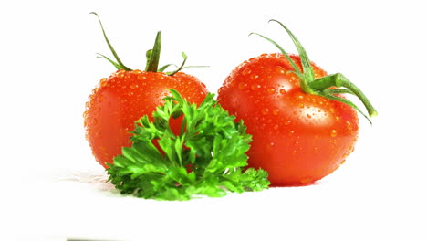 Hermosos-Tomates-Cherry-Rojos-Con-Gotas-De-Agua-Claras-Aisladas-En-Fondo-Blanco