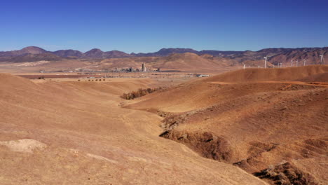 Trockenes-Grasland,-Hügel,-Berge,-Ländliches-Ackerland-Und-Windkraftanlagen-In-Der-Mojave-Wüste-Und-Im-Tehachapi-Gebiet-In-Südkalifornien