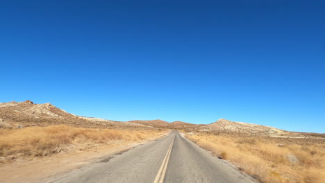 Fahrt-Durch-Die-Trockene-Landschaft-Der-Mojave-Wüste---Hyper-Lapse-Aus-Fahrersicht