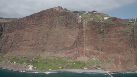 Vulkanische-Felswand-Der-Insel-Madeira,-Die-300-Meter-über-Dem-Meeresspiegel-Thront