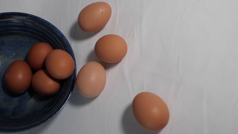 Huevos-De-Gallina-Y-Un-Tazón-Azul---Tal-Vez-Ingredientes-Para-Hornear