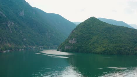 Atemberaubender-Blick-Auf-Das-Türkisfarbene-Wasser-Um-Die-Berge-Im-See-Perucac-Serbien---Drohnenaufnahme-Aus-Der-Luft