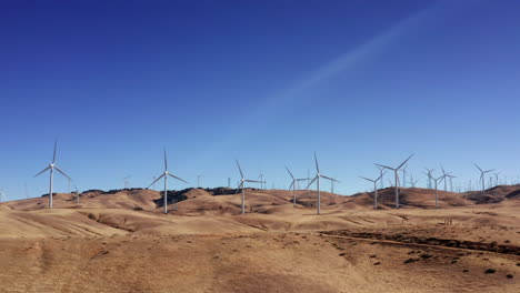 Turbinas-Eólicas-Generan-Energía-Limpia-Y-Renovable-En-Las-Colinas-De-Tehachapi-En-El-Sur-De-California---Vista-Aérea-En-Cámara-Lenta