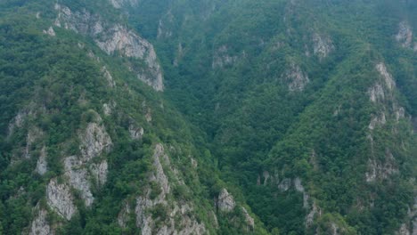 Schöne-Grüne-Felsige-Berglandschaft-Von-Perucac,-Serbien---Antenne