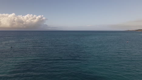 Vista-Aérea-De-La-Tabla-De-Surf-Eléctrica-Surfista-En-El-Tranquilo-Océano-Pacífico,-Maui
