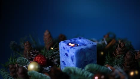 Eine-Brennende-Blaue-Kerze-Drehte-Sich-In-Einem-Weihnachtskranz