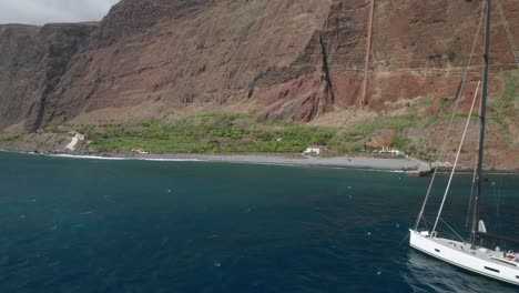 Segelboot-Verankert-Im-Blauen-Wasser-Rund-Um-Die-Insel-Madeira,-Antenne