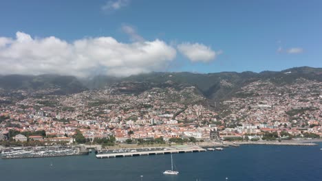 Antena-De-La-Idílica-Ciudad-De-Funchal,-Capital-De-La-Isla-De-Madeira,-En-Un-Día-Soleado-Perfecto