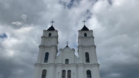 Basílica-De-La-Asunción-De-Aglona-Con-Nublado-Durante-El-Día-En-Letonia,-Europa