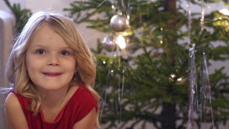Porträt-Eines-Aufgeregten-Blonden-Mädchens-Am-Weihnachtsbaum,-Das-In-Finnland-Auf-Den-Weihnachtsmann-Wartet