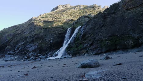 Wasserfall,-Der-über-Den-Rand-Der-Klippe-Auf-Den-Strand-Fließt