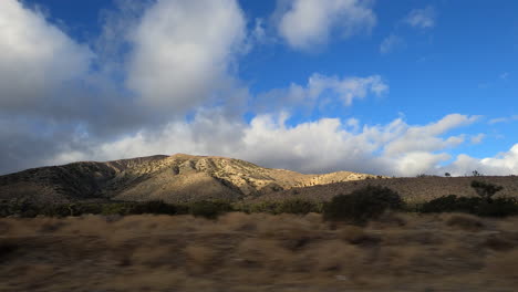 Los-Cúmulos-Se-Desplazan-Sobre-Las-Montañas-De-Pastizales-De-Tehachapi-Y-El-Paisaje-En-Este-Espectacular-Hiperlapso