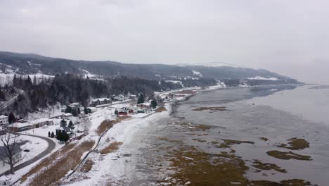 Aerial-shot-moving-up-over-the-Saint-Lawrence-river-in-Charlevoix-in-winter