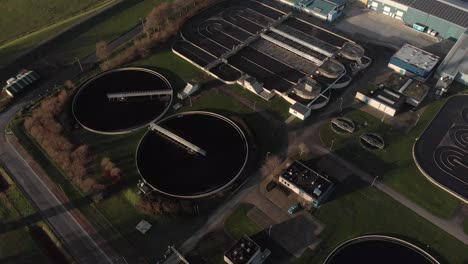 Luftaufnahme-Eines-Wasseraufbereitungsreservoirs-In-Den-Niederlanden,-Die-Die-Verschiedenen-Kreisförmigen-Und-Rechteckigen-Formen-Der-Wassertanks-Der-Anlage-Zeigt
