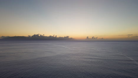 Espectacular-Puesta-De-Sol-Sobre-El-Océano-Pacífico-En-La-Costa-Hawaiana,-Vista-Aérea