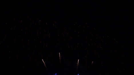 Fireworks-at-night-shine-in-dark-sky