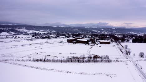 Drohne-Fliegt-Im-Winter-über-Ein-Feld-In-Der-Nähe-Im-Dorf-In-Charlevoix