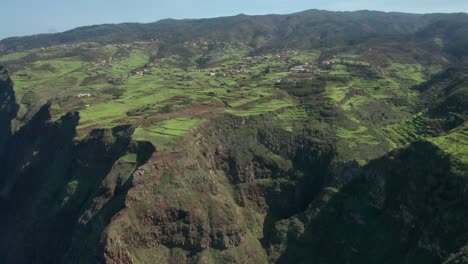 Lush-green-fields-on-top-of-elevated-landscape-of-west-Madeira-island,-aerial
