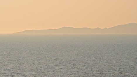 Meereslandschaft-Bei-Sonnenuntergang-Mit-Berg-Im-Hintergrund