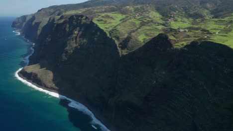 Jurassic-park-like-cliffs-on-northern-side-of-Madeira-seen-from-above,-aerial