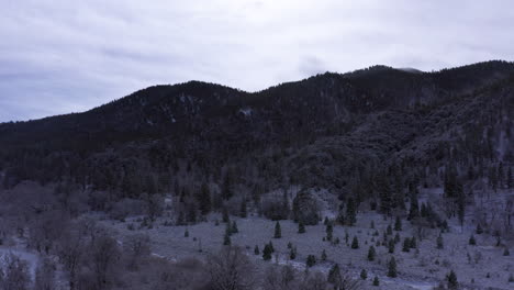 Berge-Und-Täler-Im-Tehachapi-gebirge-Mit-Leichtem-Schneebestäuben---Luftbild-In-Der-Dämmerung-Oder-Im-Morgengrauen