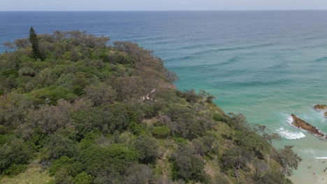 Headland-Park-Mit-Menschen,-Die-Am-South-Gorge-Beach-Schwimmen---Point-Lookout,-Queensland,-Australien