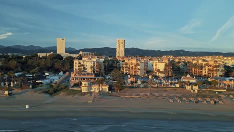 Luftbild-Von-Küstenwohnungen-Während-Des-Sonnenuntergangs