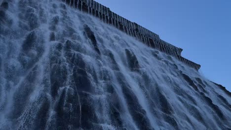 Dezember-2020:-Atemberaubender-Künstlicher-Wasserfall-Khorfakkan-In-Sharjah,-Dem-Neuen-Touristenziel-In-Den-Vereinigten-Arabischen-Emiraten
