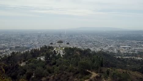 Skyline-Zeitraffer-über-Dem-Griffith-Observatory-Wahrzeichen-Der-Innenstadt-Von-Los-Angeles-Schwenk-Nach-Rechts