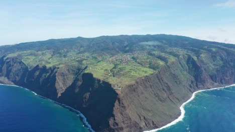 Paisaje-Volcánico-De-Madeira-Con-Altos-Acantilados-Rocosos-Rodeados-De-Agua-Azul