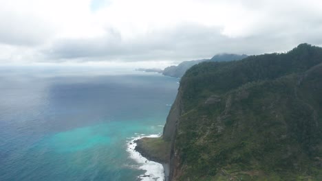 Atemberaubende-Klippen-Von-Madeira-Mit-Weißen-Wolken-Und-Blauem-Wasser-Des-Atlantiks
