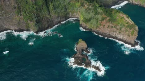 Malerische-Klippen-Der-Atlantikinsel-Mit-Atemberaubendem-Blauem-Wasser-Und-Wellen