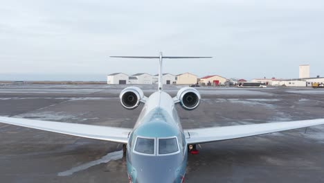 Jet-De-Negocios-Caro-Esperando-En-La-Pista-Para-El-Próximo-Vuelo-En-El-Aeropuerto-De-Islandia