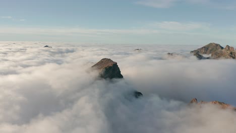 Atemberaubender-Blick-Auf-Den-Berggipfel,-Der-Aus-Den-Wolken-In-Madeira-Herausragt