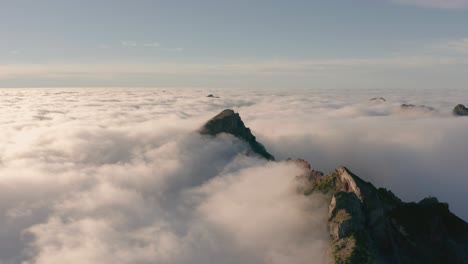 Wolken-Bedecken-Fast-Die-Gesamte-Bergkette-Mit-Strahlendem-Sonnenschein,-Antenne