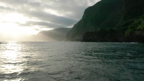 Chica-De-Viaje-Entra-En-El-Agua-En-La-Playa-De-Seixal-Durante-El-Increíble-Amanecer-En-Madeira
