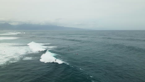 Surfistas-Divirtiéndose-Y-Esperando-Una-Gran-Ola,-Maui-Isla-Océano-Pacífico,-Antena