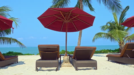 Luxusreiseziel,-Strandbetten,-Weißer-Sand,-Sonnenschirme,-Palmen-Und-Herrlicher-Meerblick,-Statischer-Vollbild